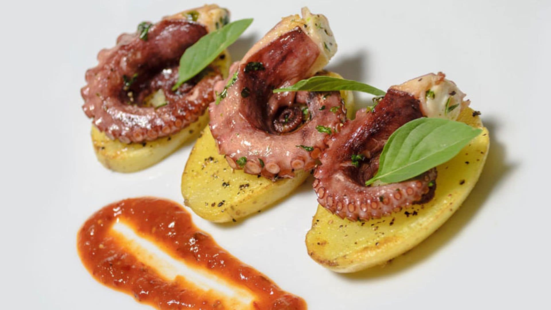 Pulpo braseado con papas asadas y mojo rojo