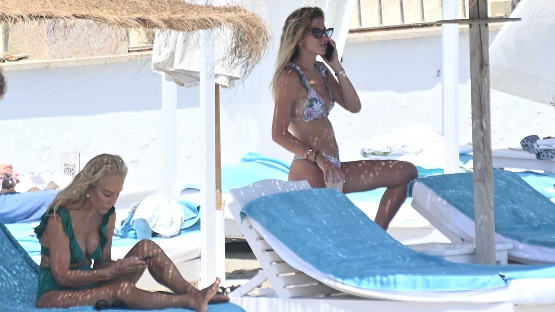 Mar Torres y Carmen Lomanta, juntas pero no revueltas en un día de playa en Marbella
