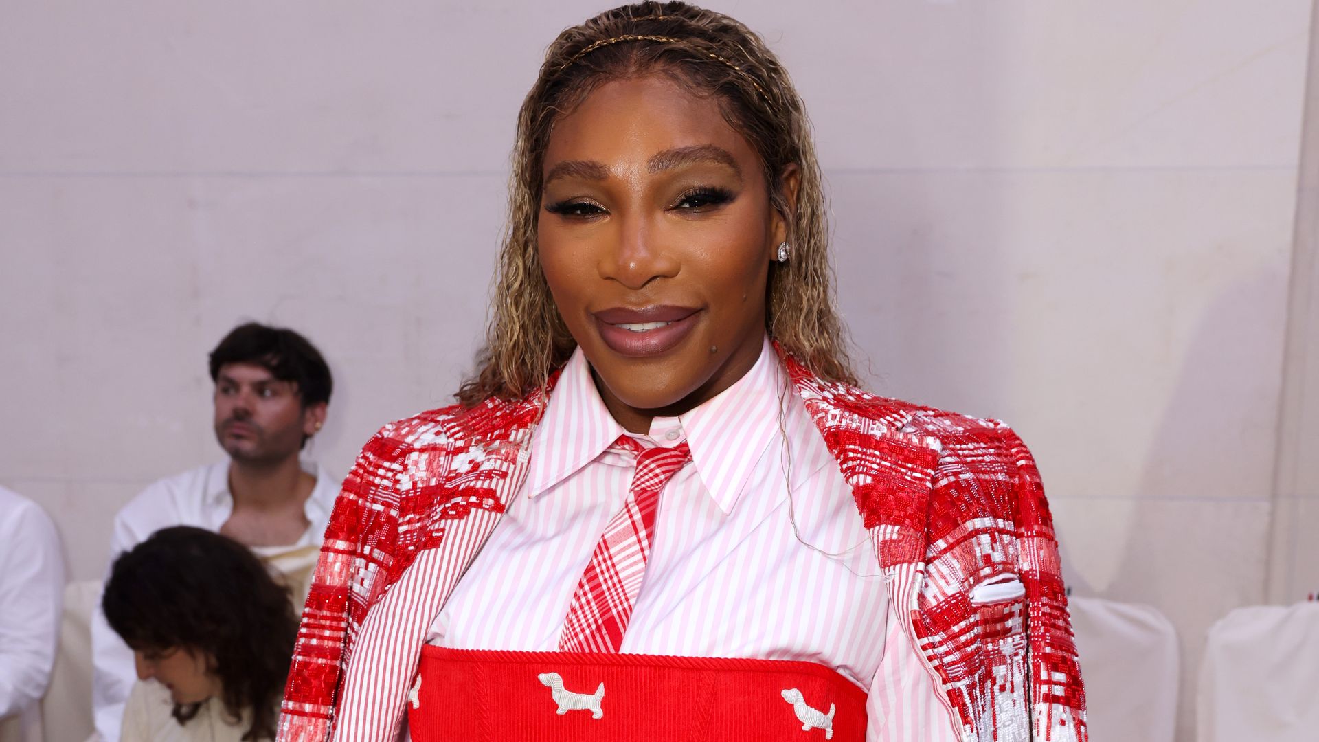 Serena Williams le da un giro divertido y colorido al 'teniscore' para 'Fashion Week'