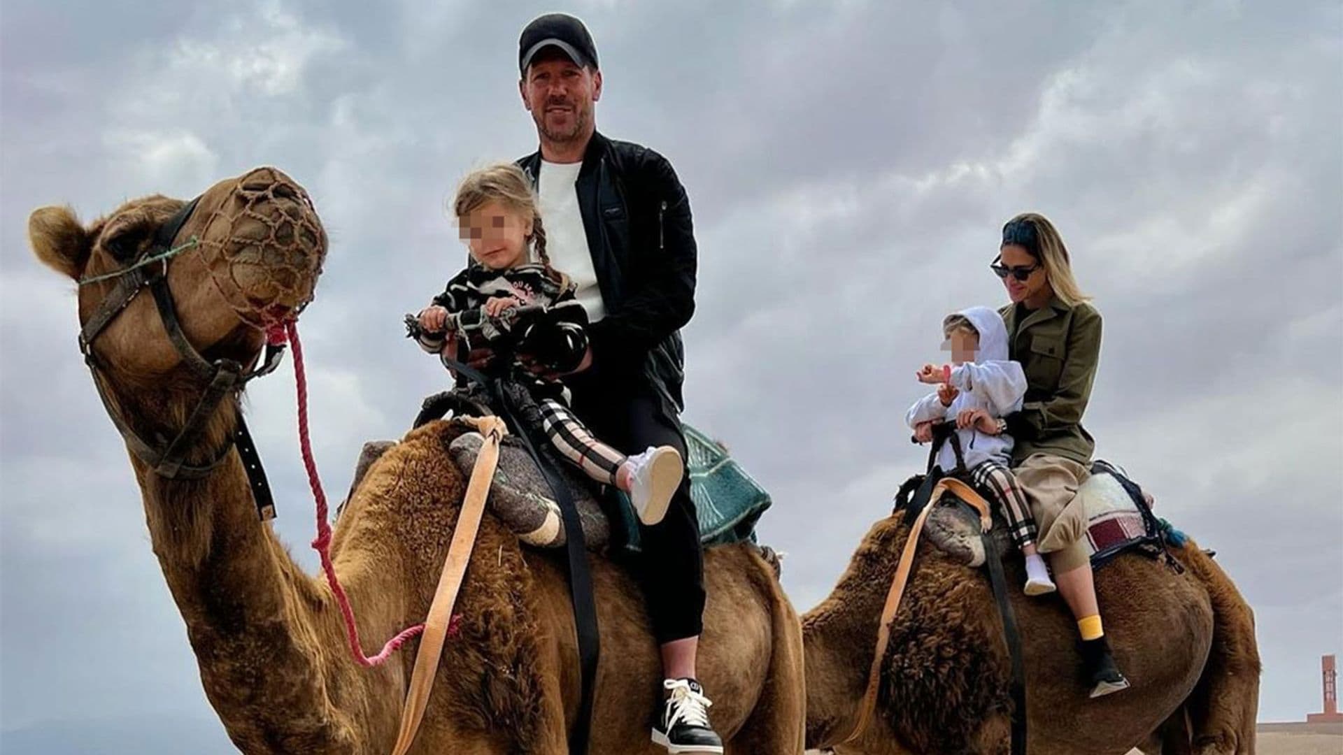 Paseo en camello y ruta en quad, la escapada de Carla Pereyra y Simeone con sus hijas al desierto