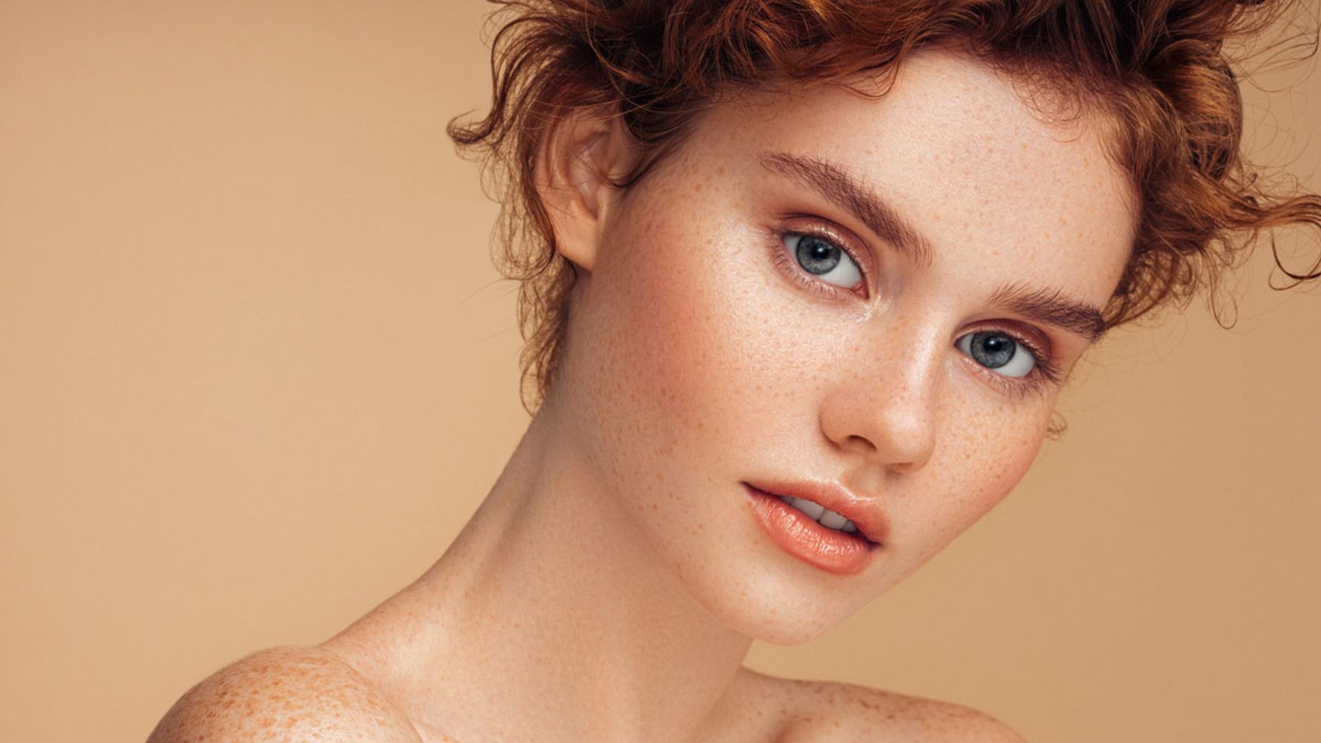 mujer pelirroja pecas