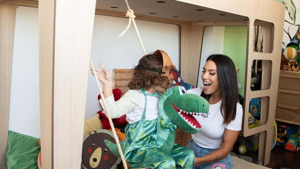 Así es la casa de Lorena Castell en Madrid: diseño atrevido, vistas a la Almudena y una habitación infantil de selva