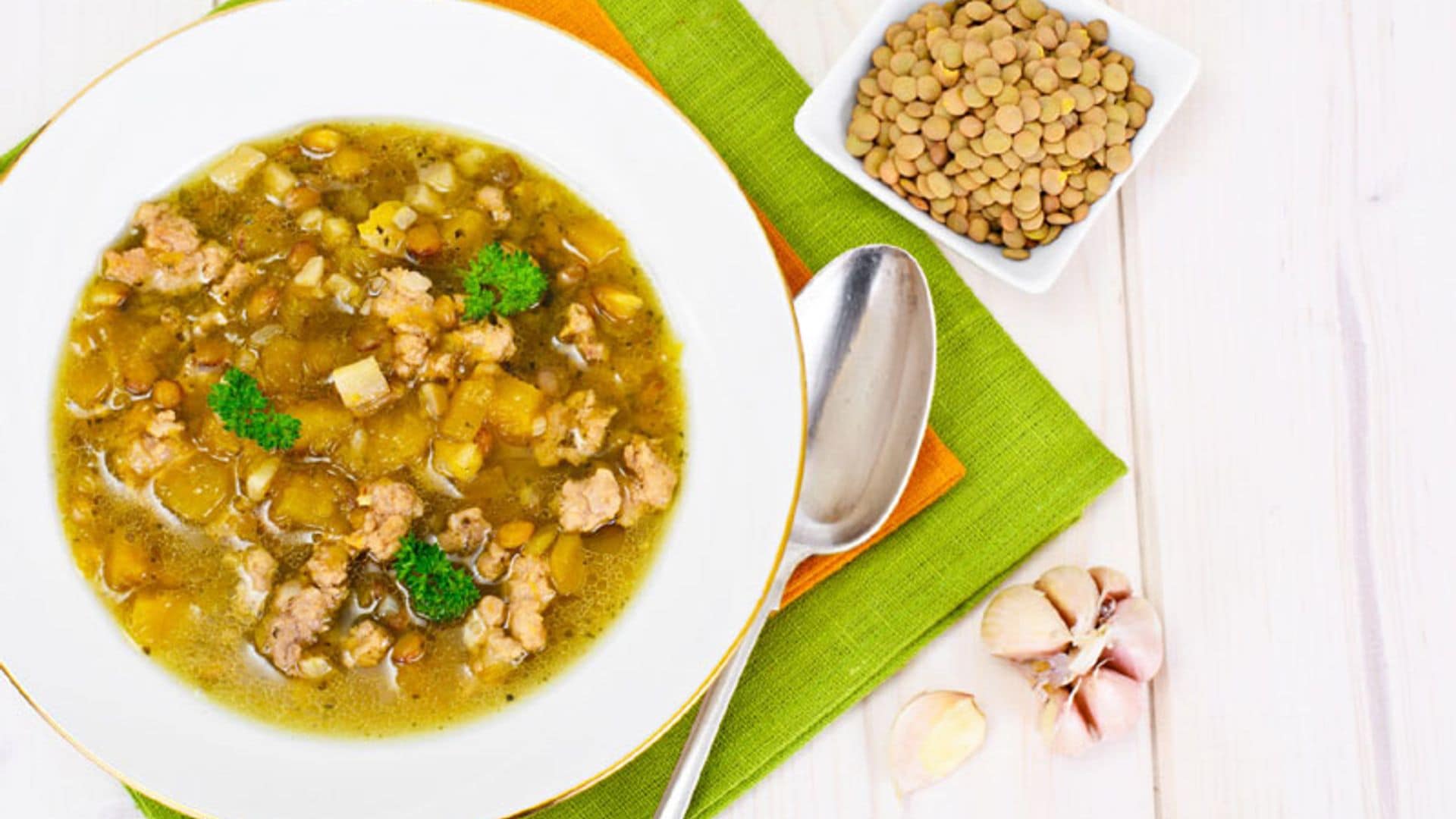 Sopa de lentejas con pollo, apio y calabaza