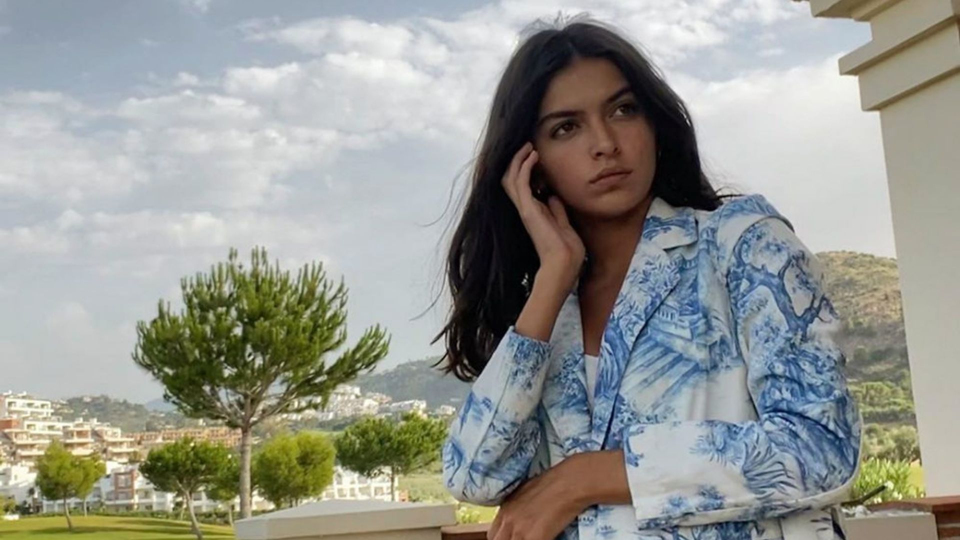¿Y si la combinación de colores más clásica de Lucía Rivera fuera la que mejor sienta en verano?