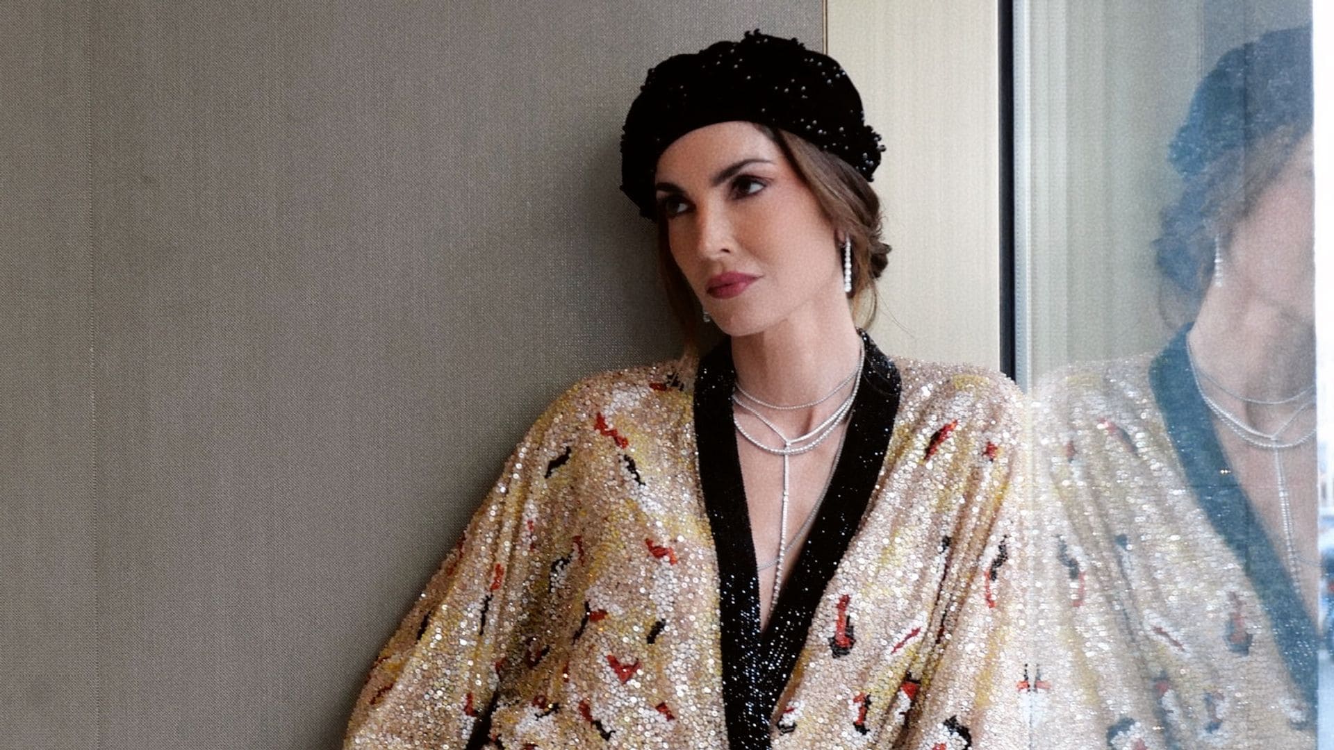 Eugenia Silva impacta en Milán con un kimono de pedrería y maquillaje improvisado