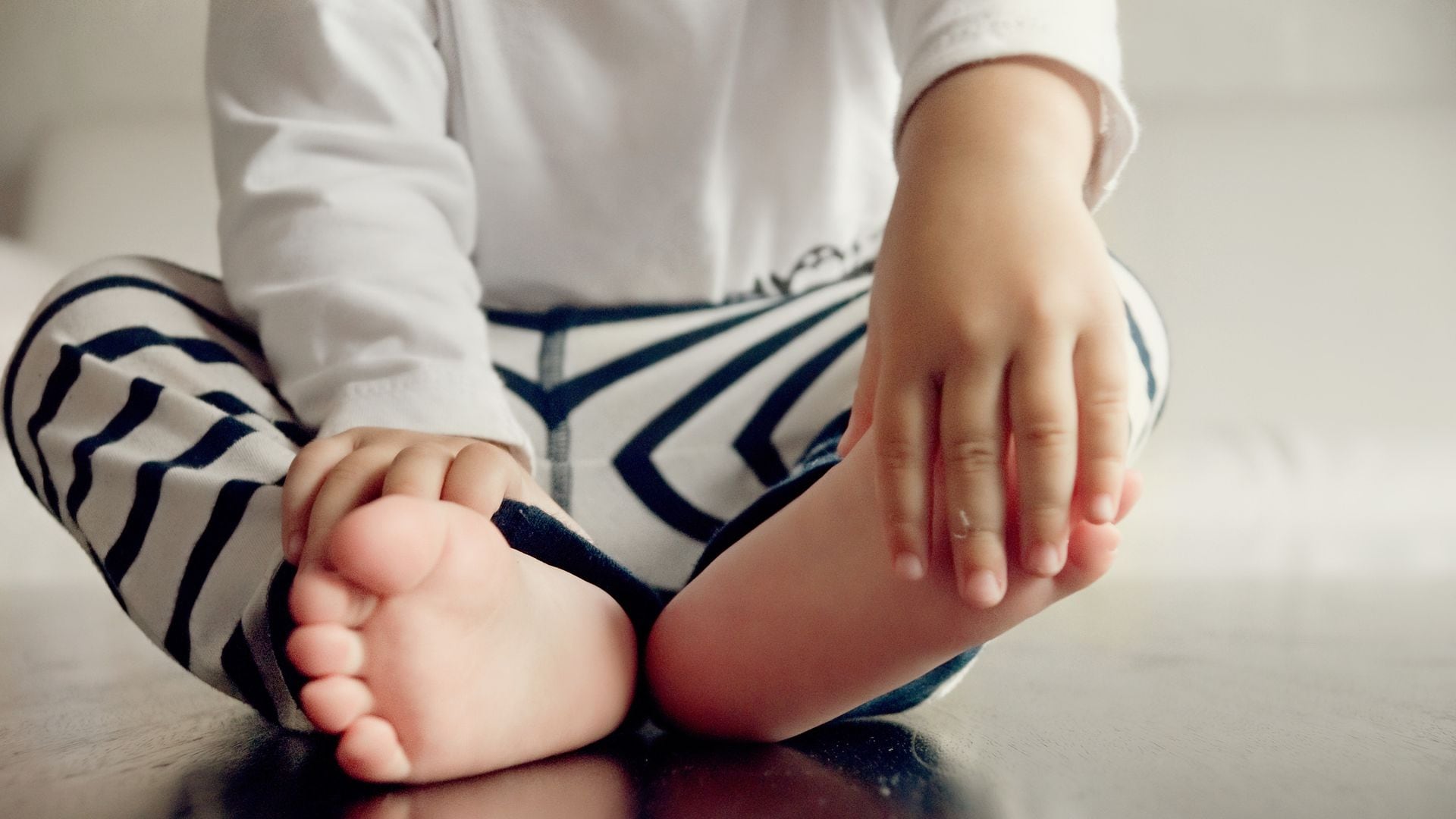 ¿Por qué con el frío aparecen problemas en los pies de los niños?