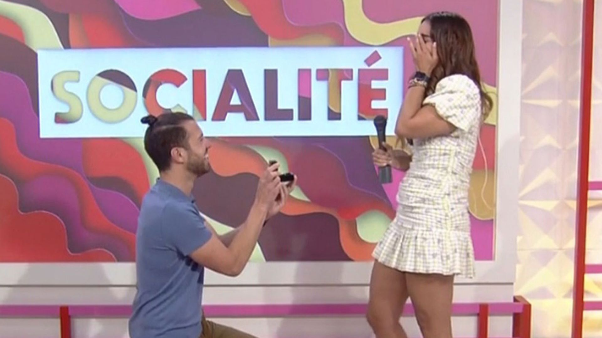 Nuria Marín, sorprendida en pleno directo por la pedida de mano del realizador de 'Socialité' a una reportera