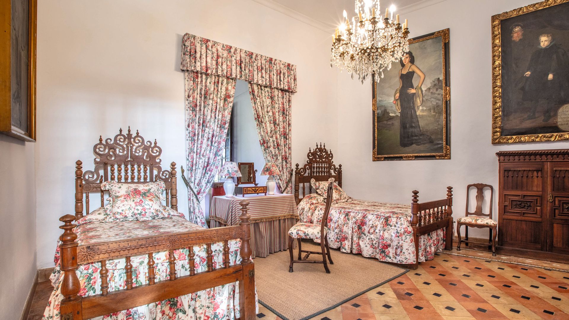 EN TIEMPO PRETÉRITO 
Uno de los dormitorios del castillo, decorados respetando los elementos originales