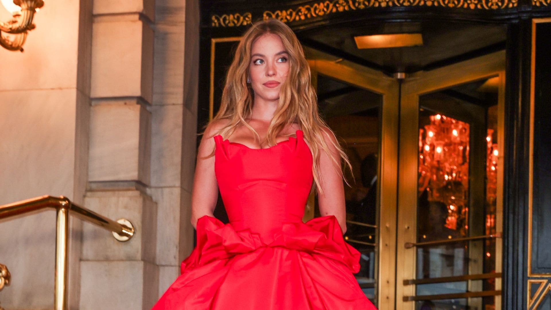 Una cenicienta moderna en Nueva York: Sydney Sweeney reaparece vestida de rojo tras aclarar su situación sentimental