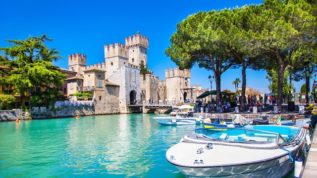 Rocca Scaligera, un encantador castillo en Sirmione, a orillas del lago de Garda, Italia