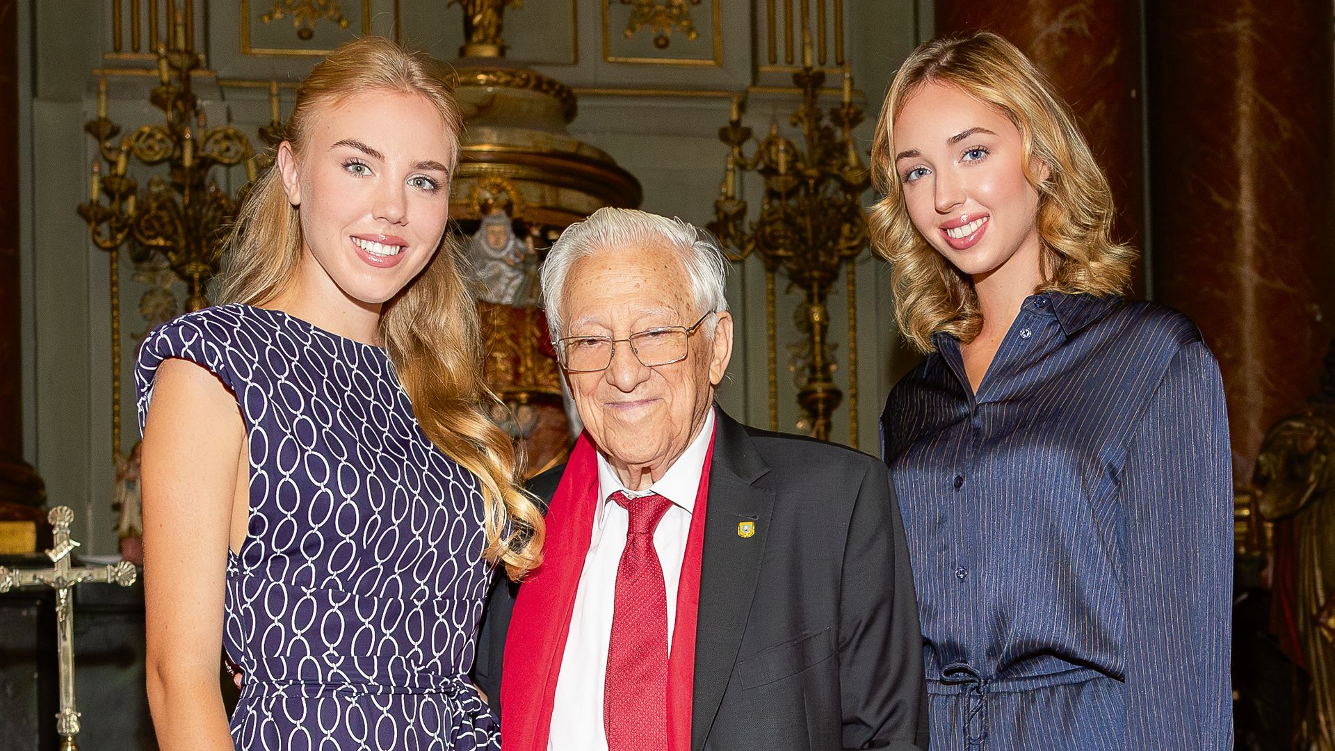 María Carolina y María Chiara de Borbón-Dos Sicilias  con el padre Ángel durante su visita a Madrid