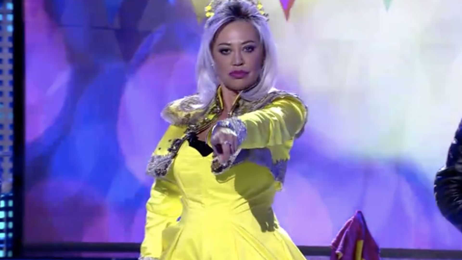 Una cremallera le juega una mala pasada a Belén Esteban mientras cantaba