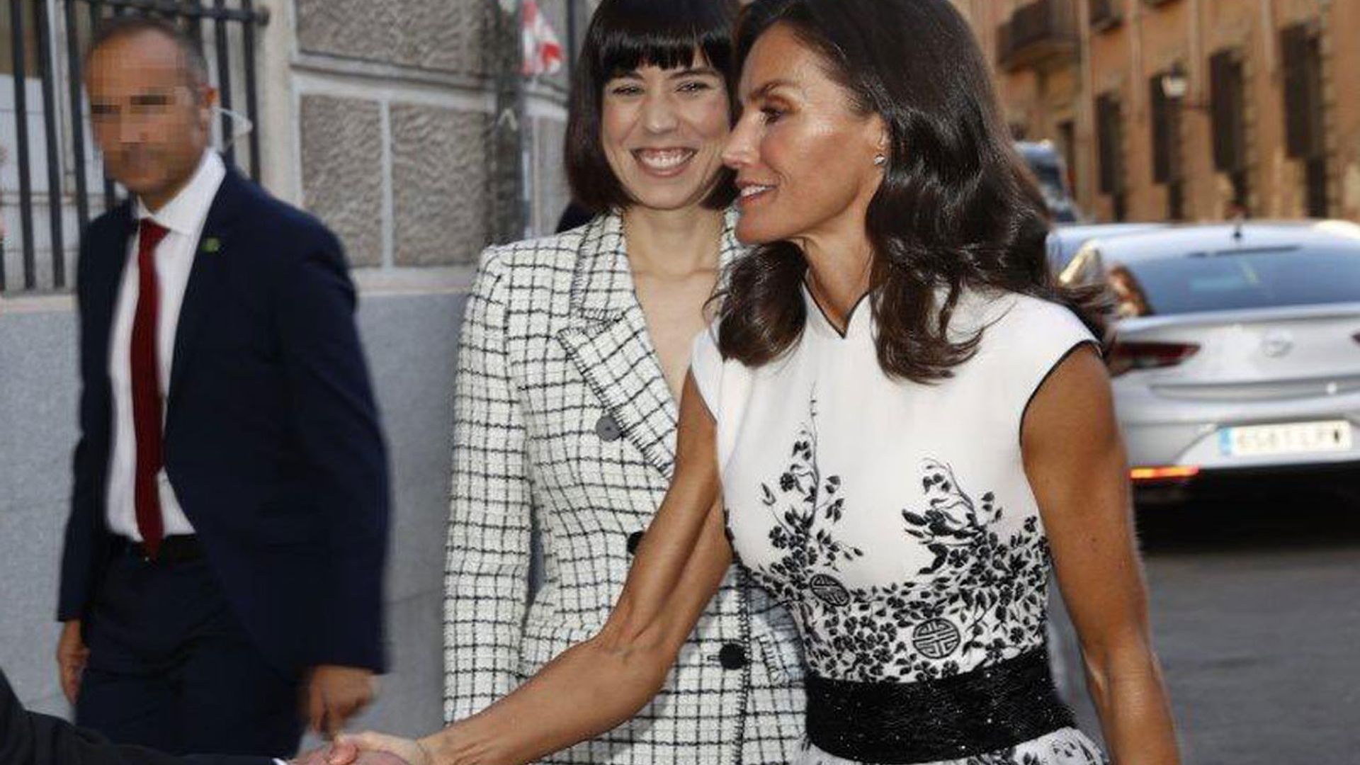 Doña Letizia retoma un idilio de moda al rescatar su Varela de inspiración oriental
