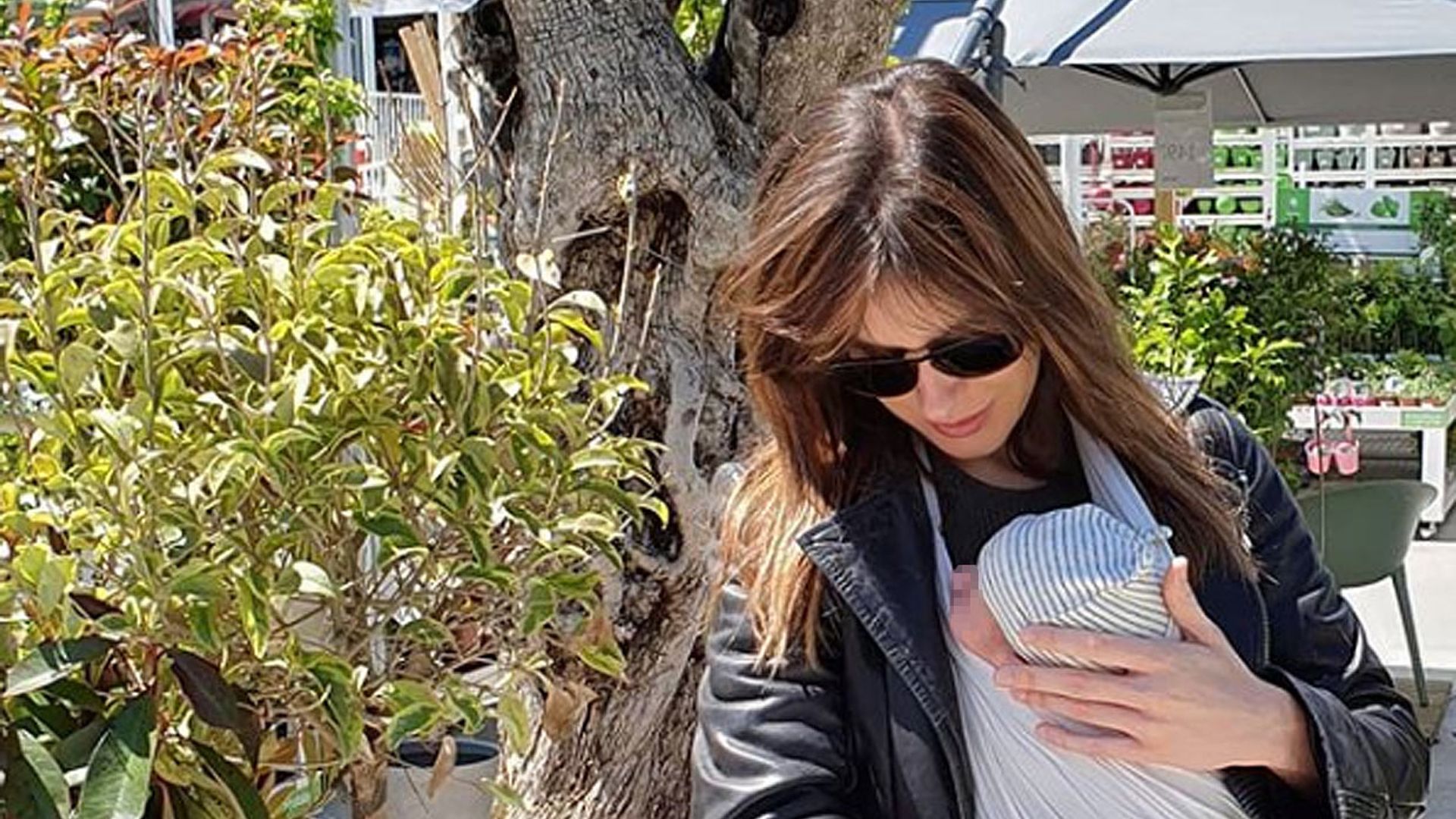 Isabel Jiménez 'enseña' a su bebé los rincones más bonitos de su Almería natal