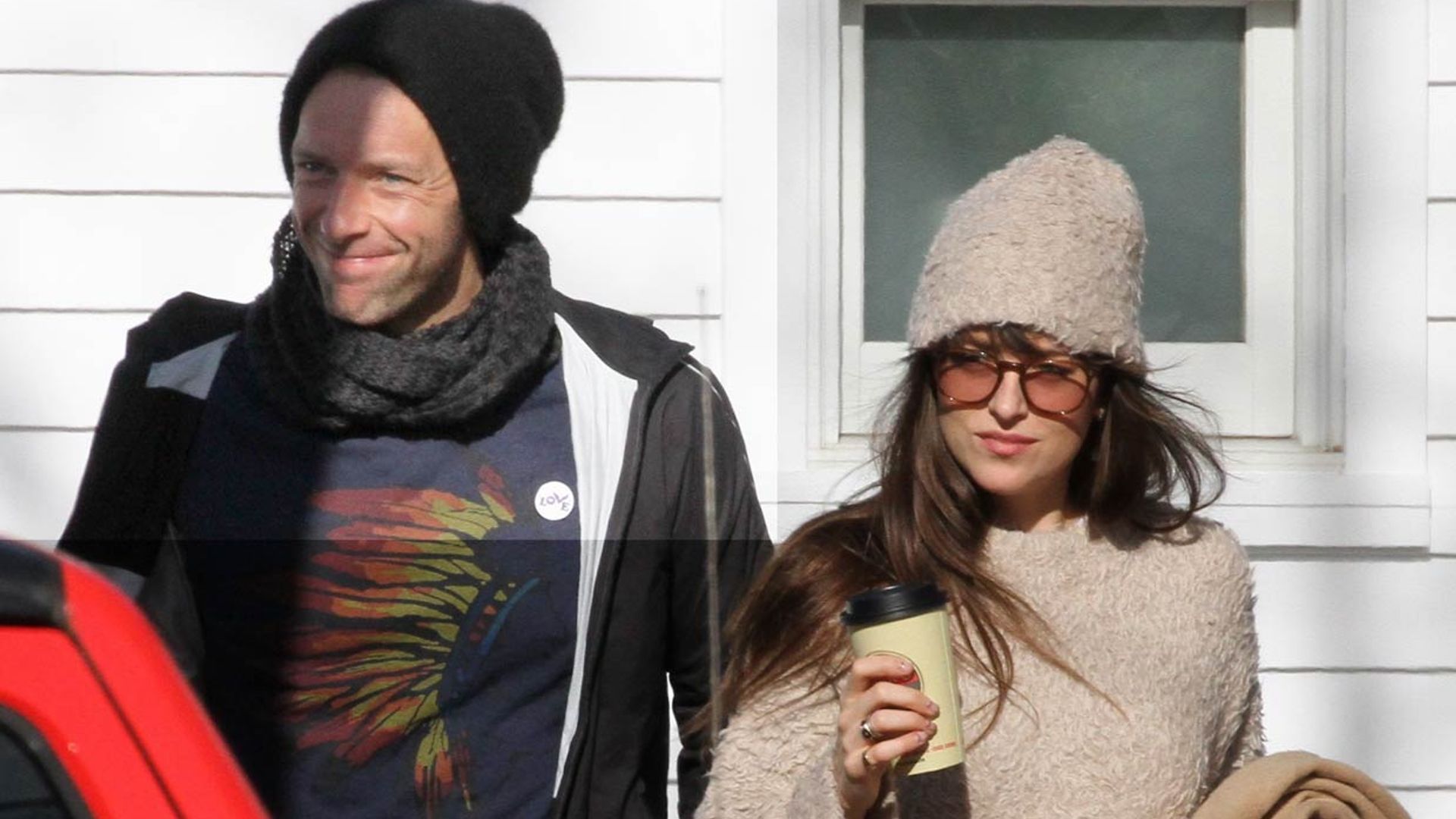Chris Martin se cuela en una videoconferencia de su novia, Dakota Johnson