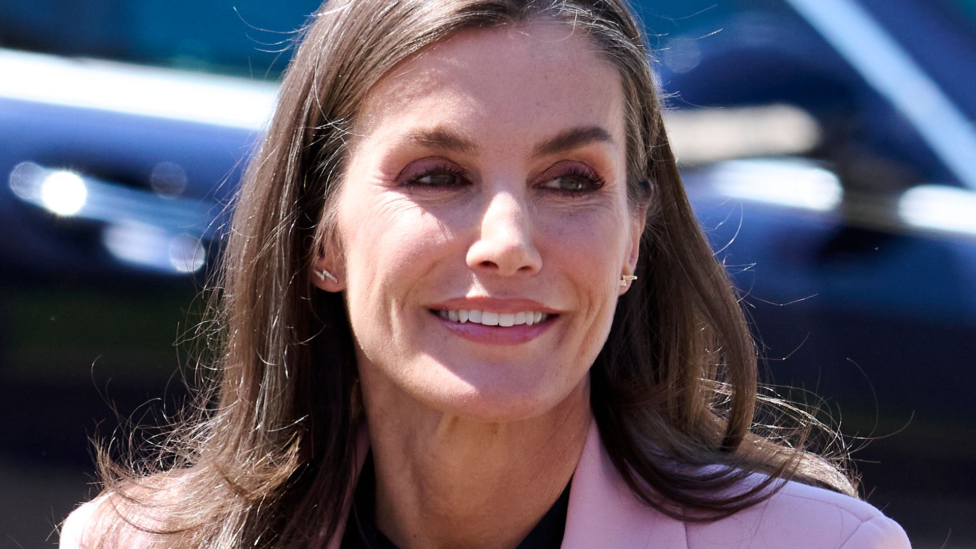 La reina Letizia triunfa con una chaqueta rosa de Zara en Pamplona tras arriesgar con un vestido que mostraba sus abdominales hace 4 años