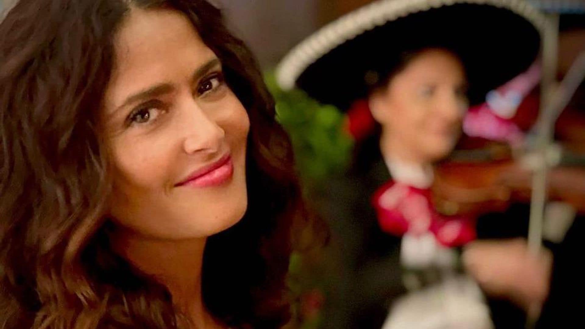 Salma Hayek continúa los festejos de su cumpleaños a ritmo de mariachi