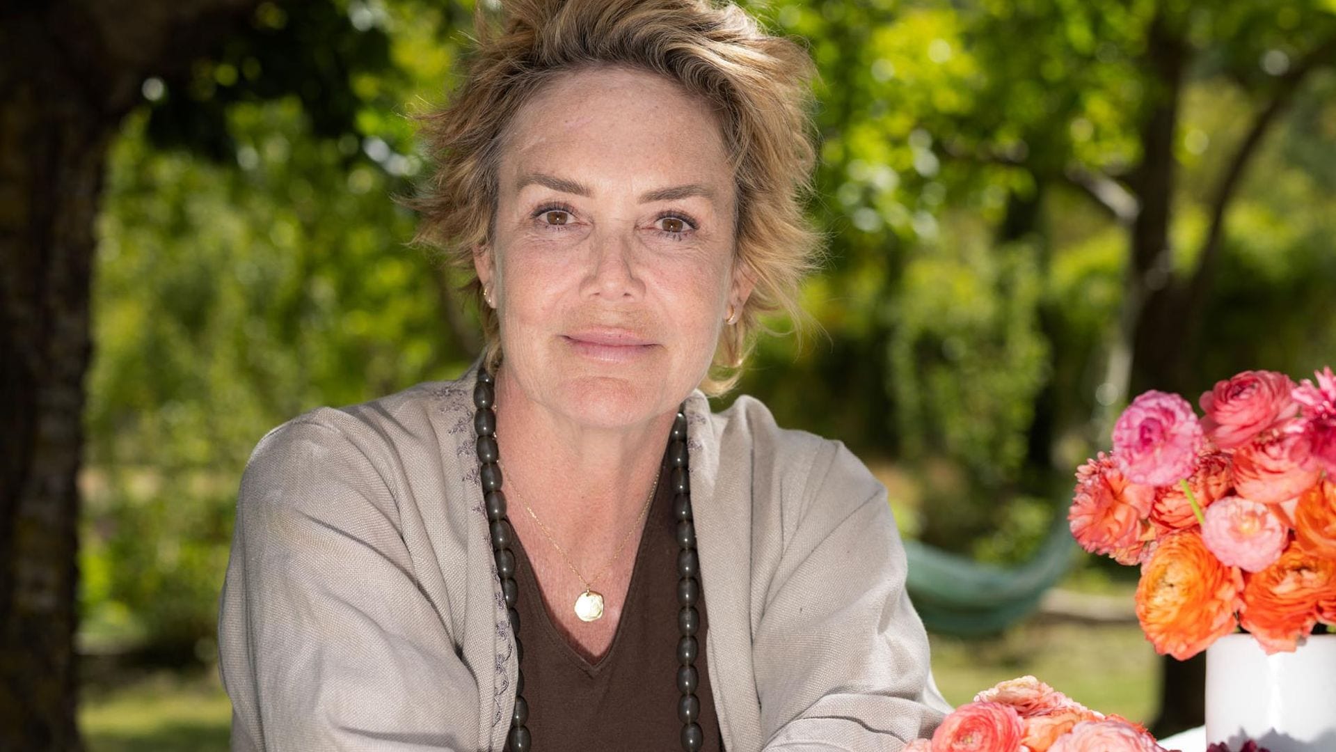Leticia, la hija de Félix Rodríguez de la Fuente, nos habla de su nueva aventura literaria en su granja de flores