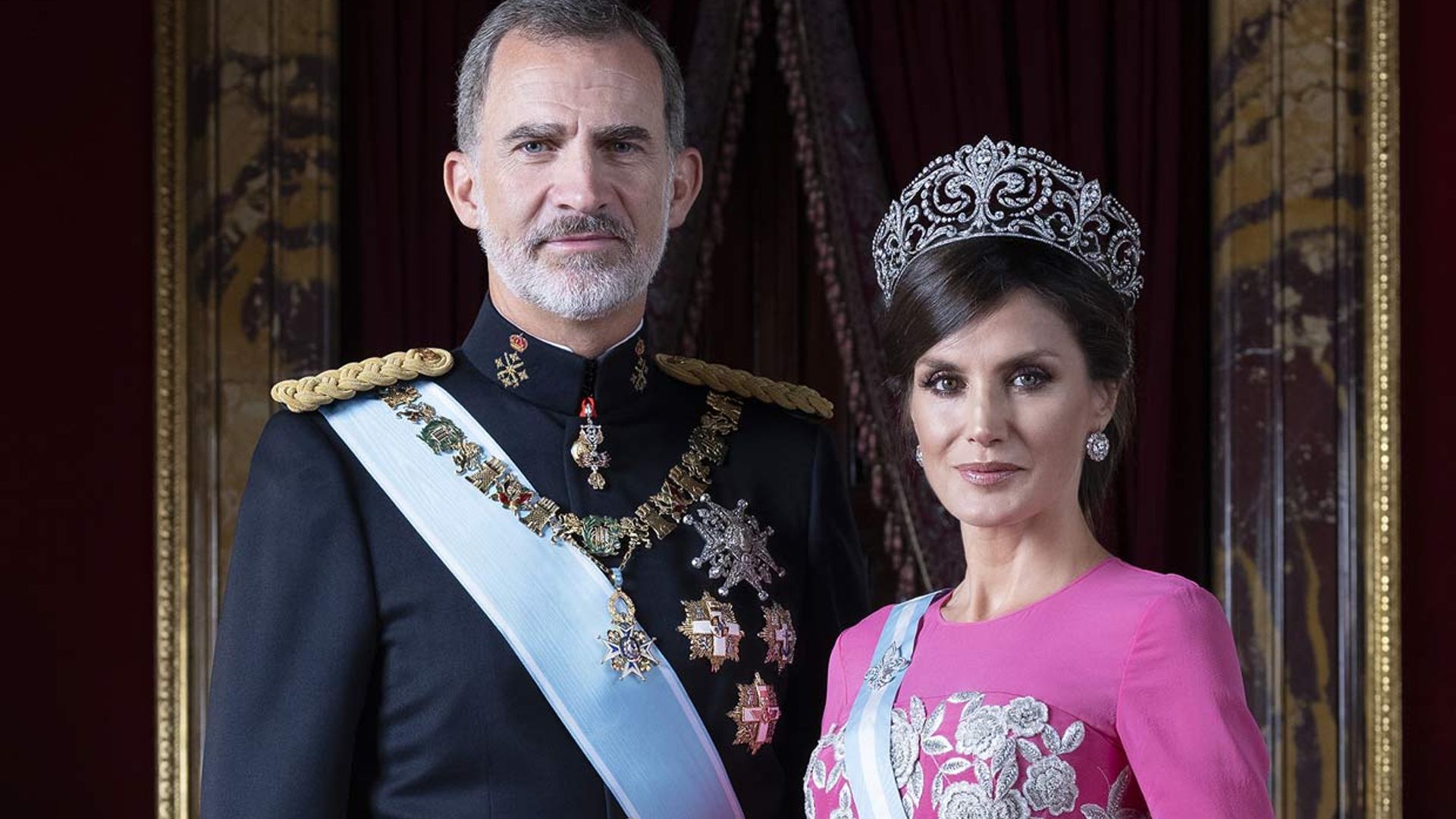 Los Reyes estrenan nuevas instantáneas oficiales vestidos de gala
