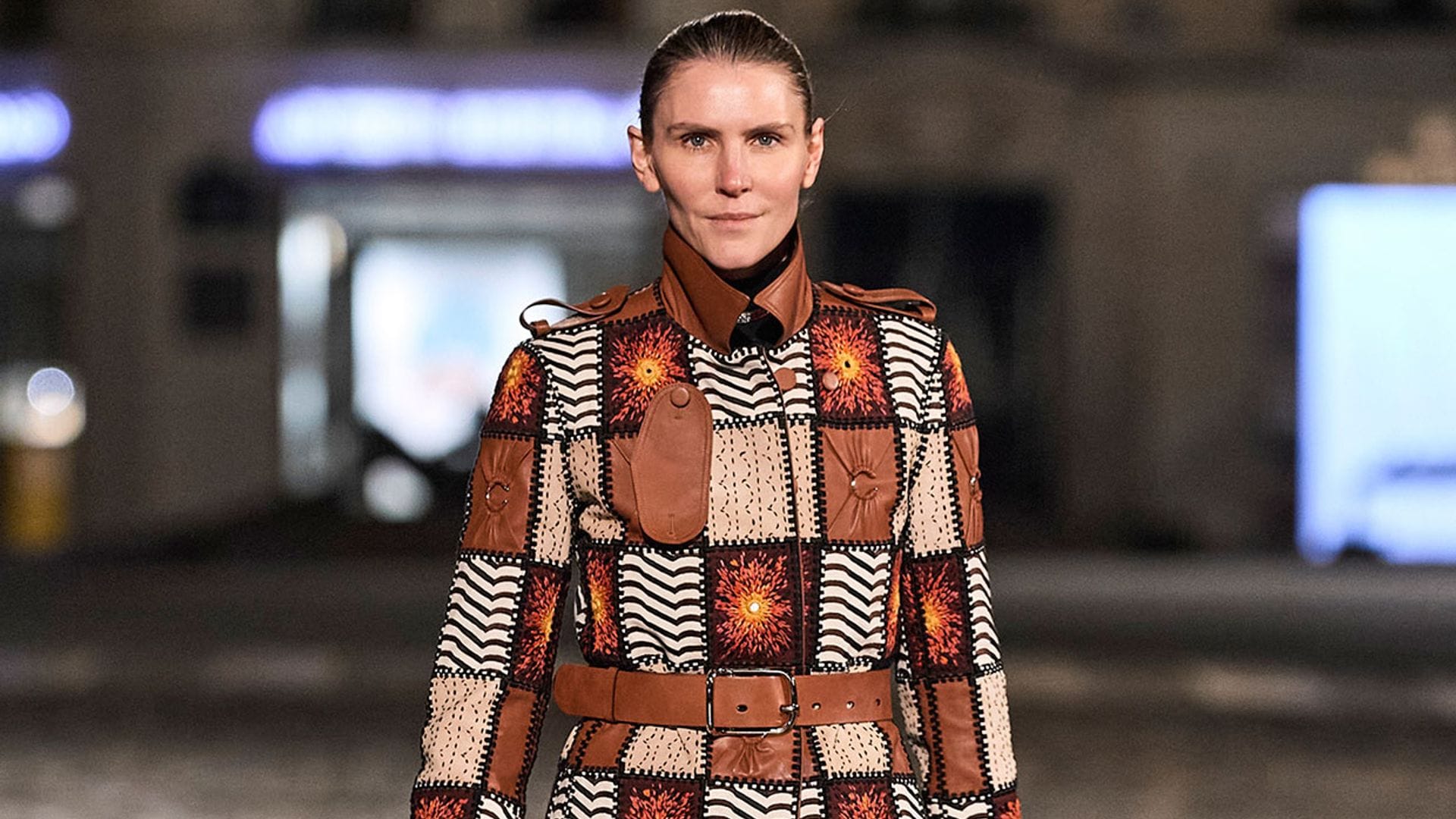 La diseñadora de las 'royals' Gabriela Hearst debuta en Chloé y desfila como modelo
