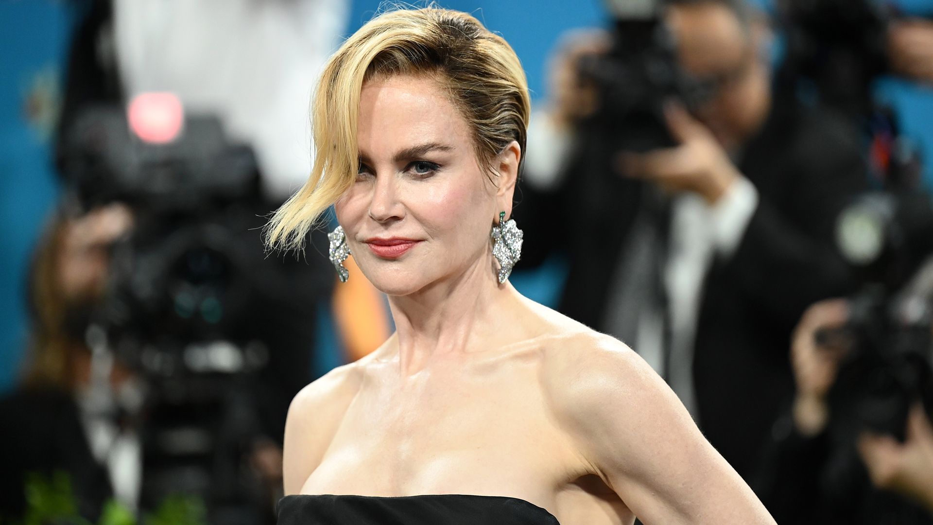 Nicole Kidman debuta impactante corte de cabello en la Met Gala 2025