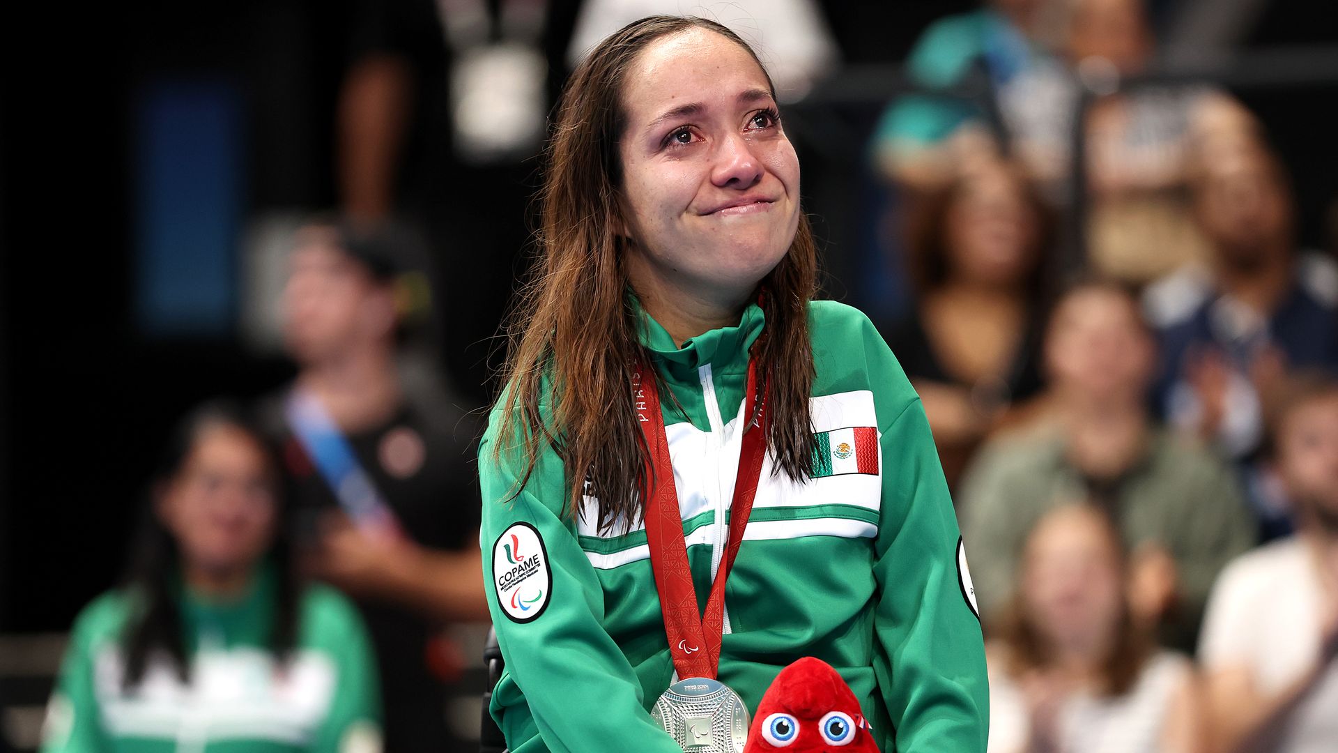 Haidee Viviana Aceves Perez, en el podio con su medalla de plata