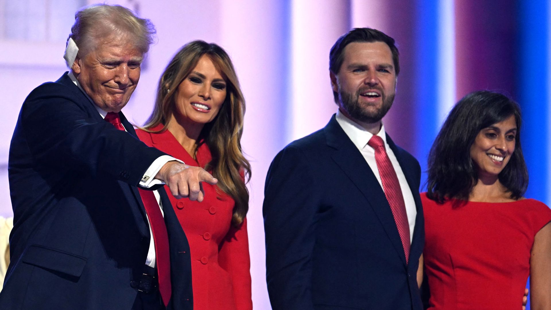 (De izq. a der.) El expresidente Donald Trump, la exprimera dama Melania Trump, el candidato a vicepresidente J.D. Vance y su esposa, Usha Vance 