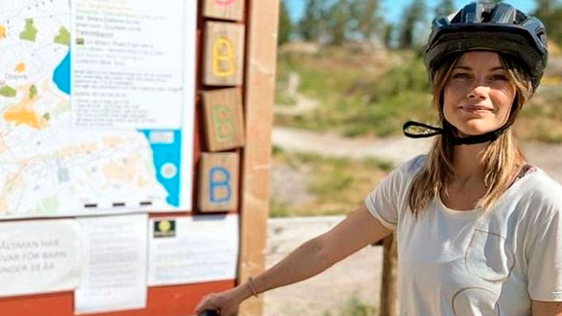 ¡Naturaleza en familia! Carlos Felipe y Sofia de Suecia, de excursión en bici con sus hijos