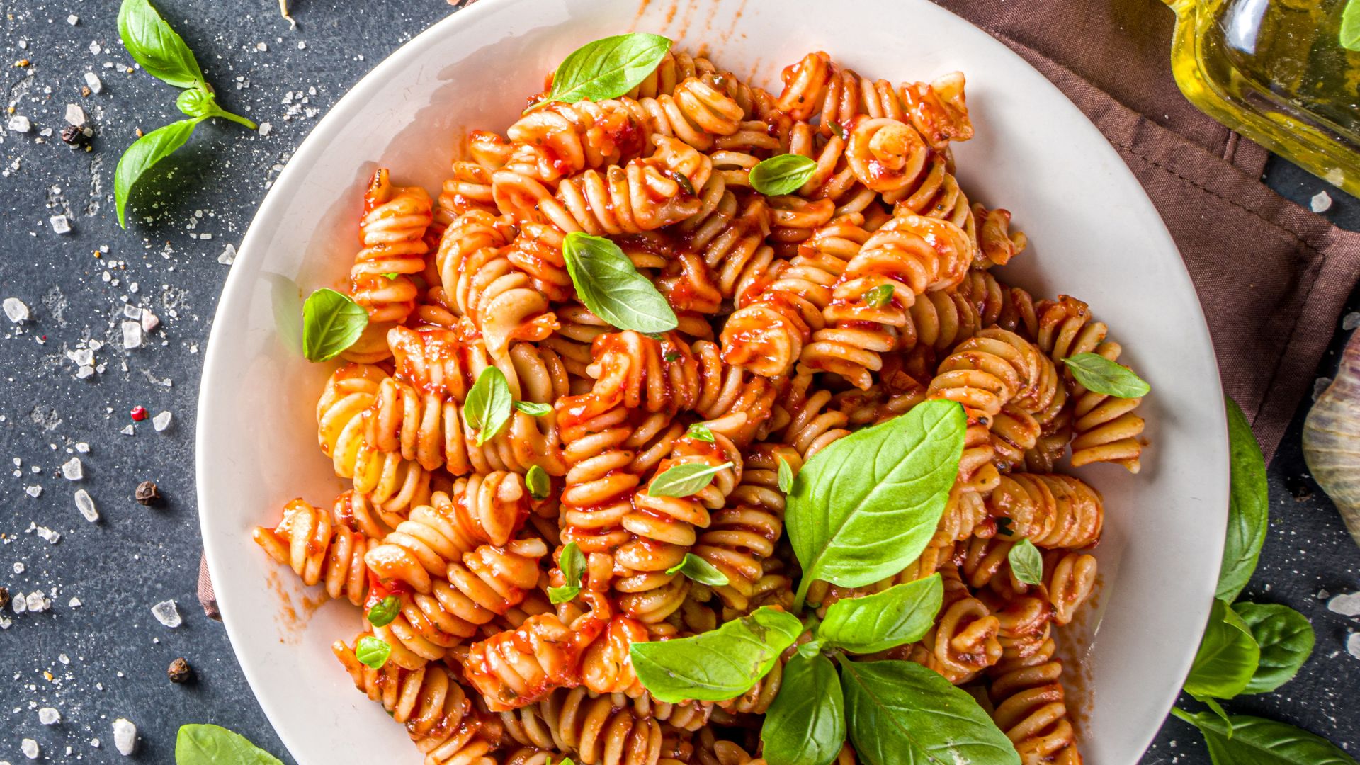 Plato de pasta con tomate.
