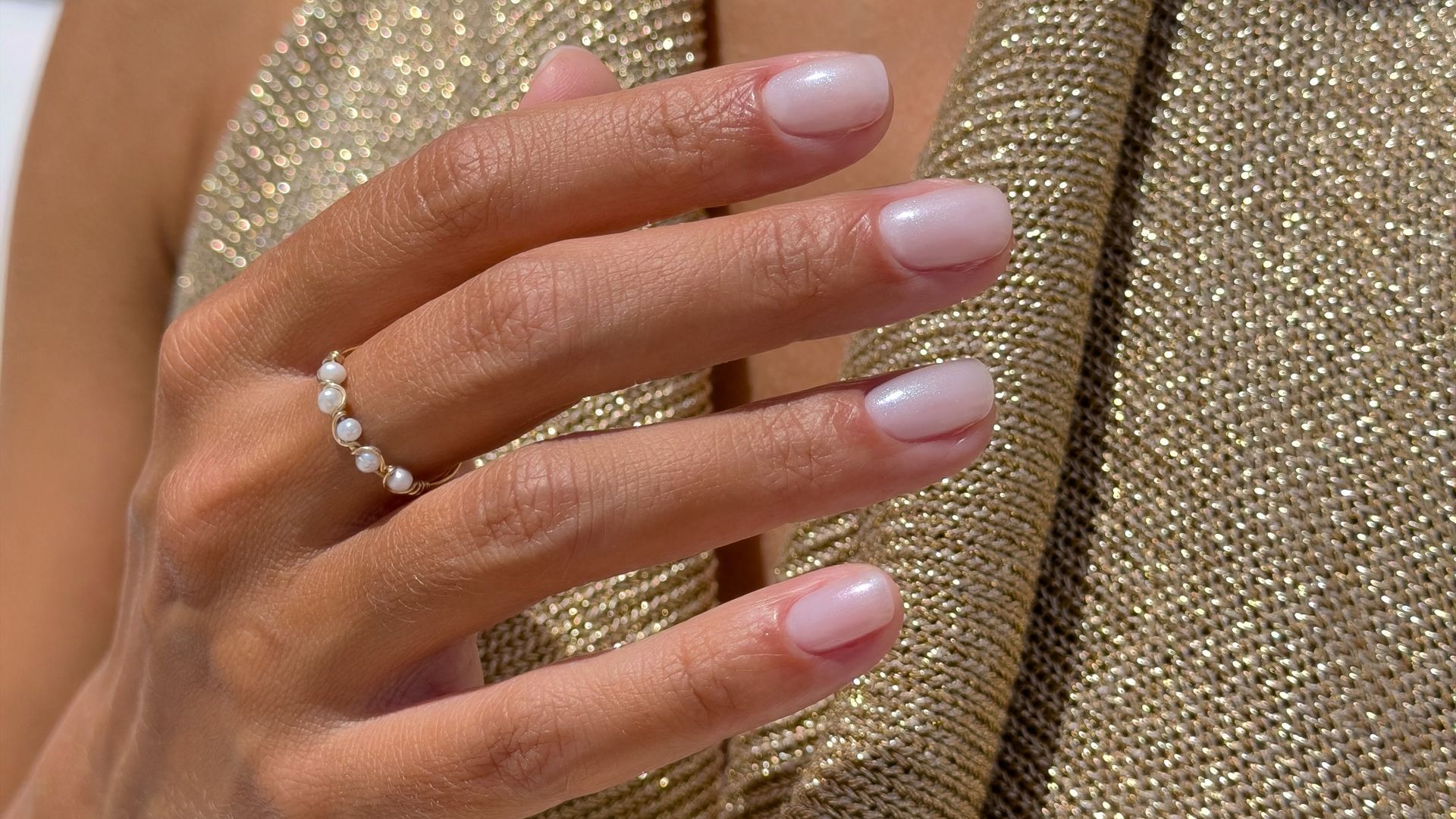 Mano con manicura blanca 