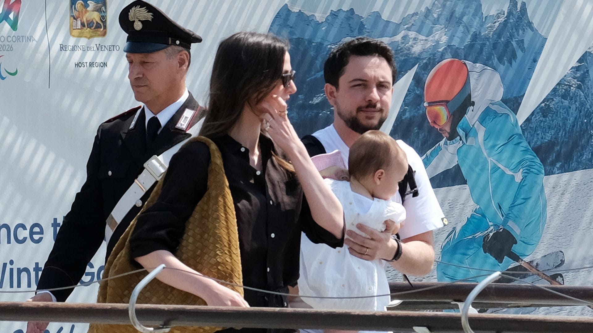 El príncipe Hussein, su mujer Rajwa y su hija de diez meses se unen a la delegación jordana en la boda del año