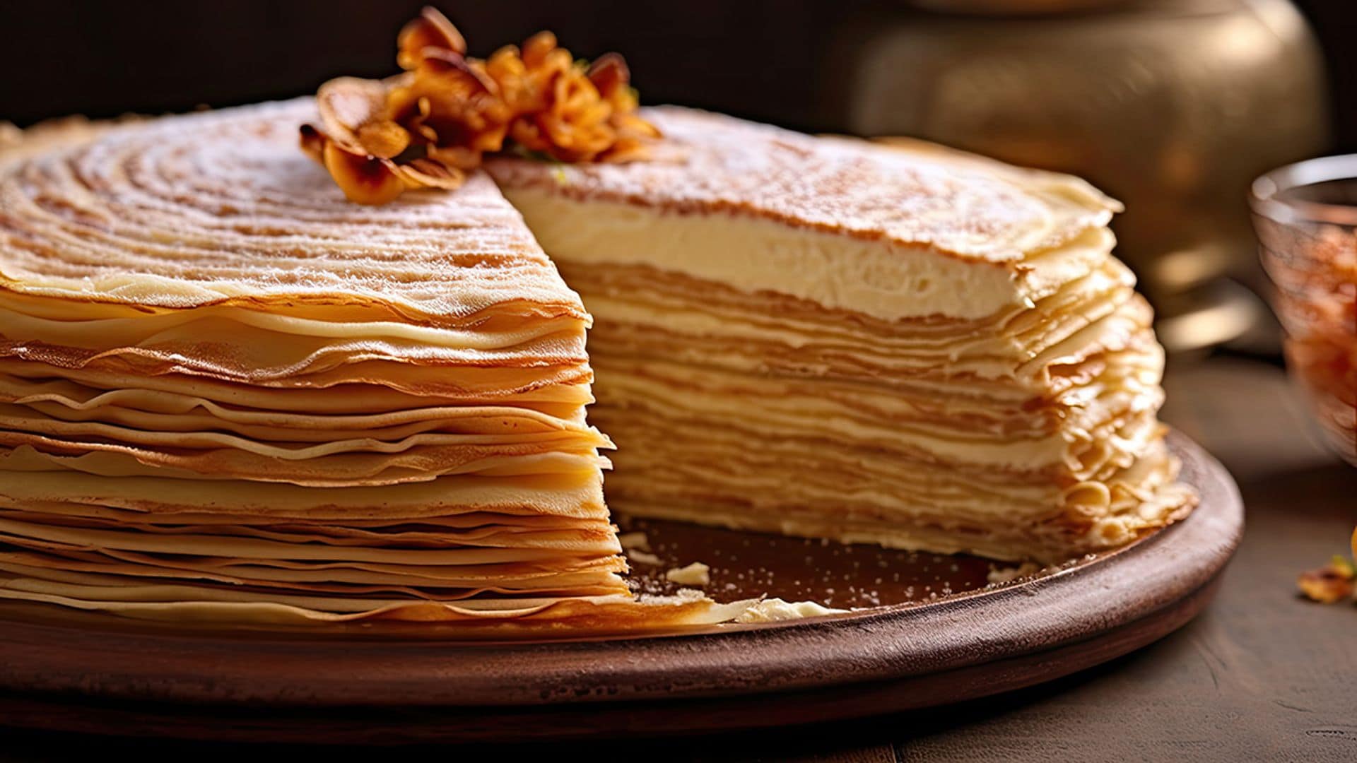Tarta milhojas de crepes con crema pastelera y nata montada