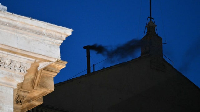El humo negro señala que aún no hay un nuevo Papa 