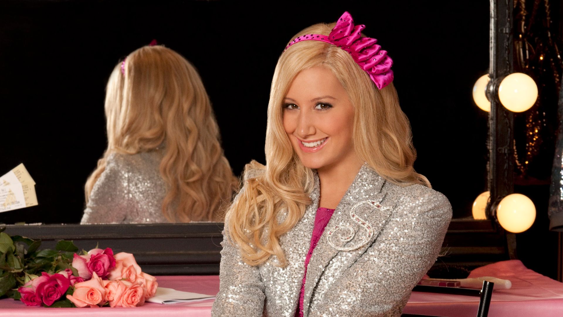 Ashley Tisdale vuelve a convertirse en Sharpay Evans con sus 'looks' más icónicos 20 años después de 'High School Musical'