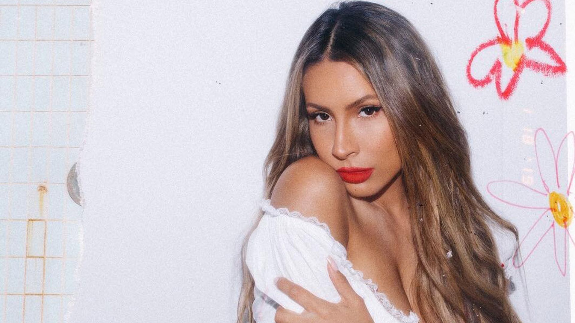 Te presentamos a Desi Perkins, la gurú de maquillaje de los 4 millones de seguidores