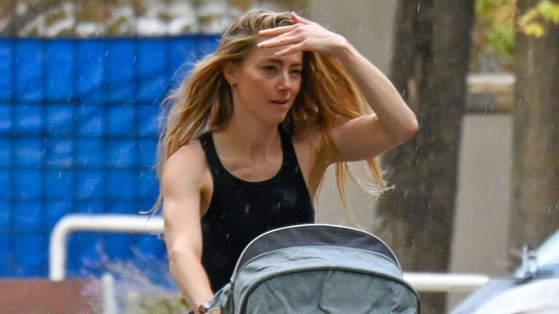 Amber Heard fue fotografiada en medio de un tranquilo paseo con sus mellizos en Madrid.