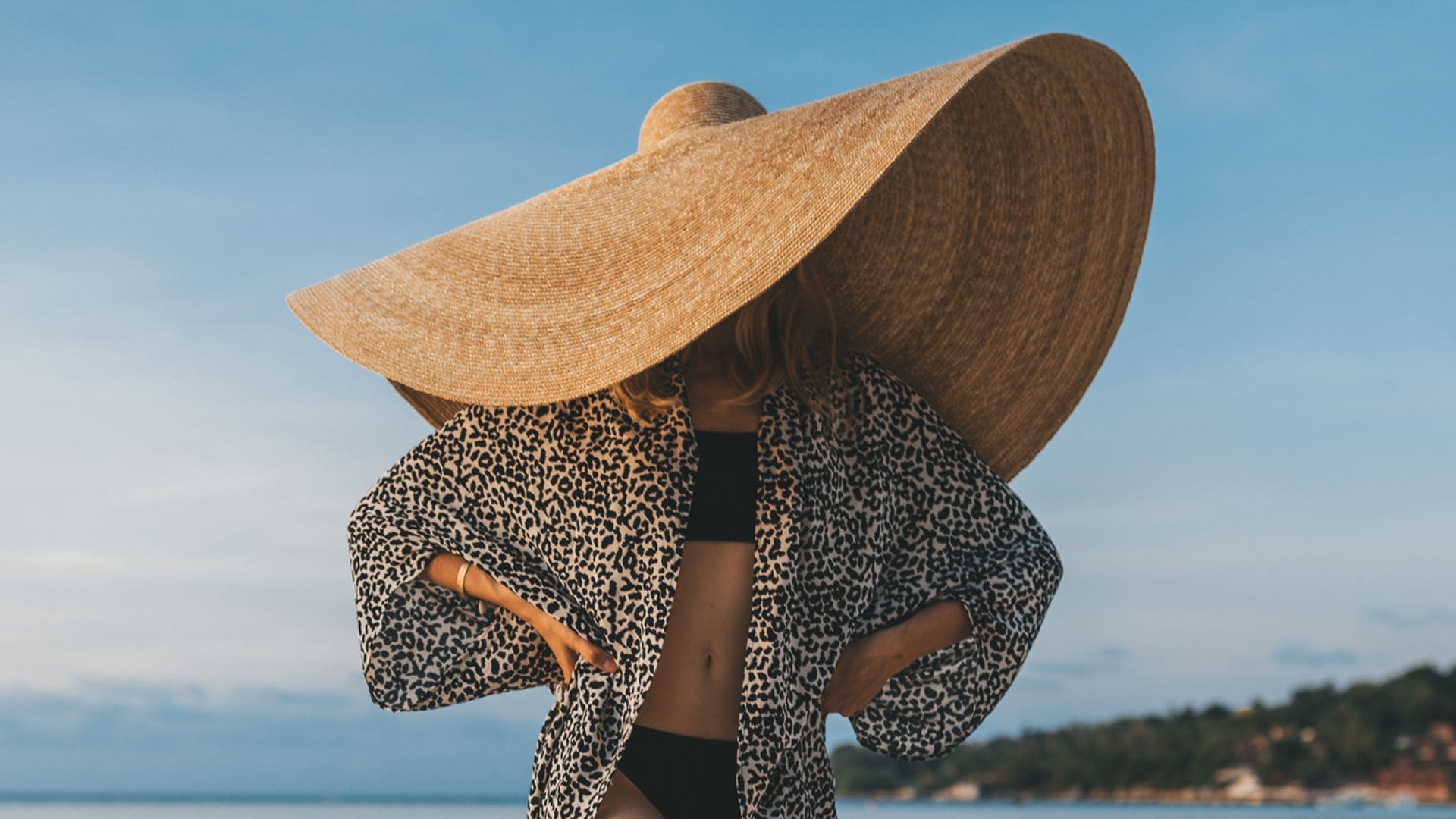 Hemos localizado el sombrero con truco más cómodo para llevar a la playa