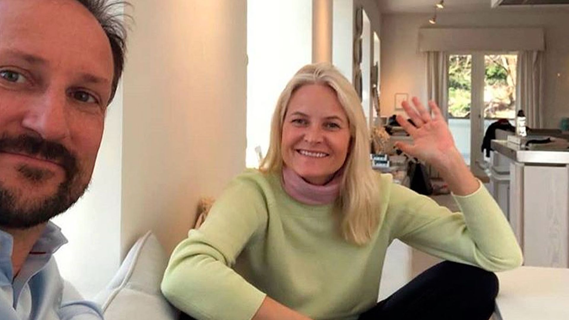 Trabajando desde casa, tejiendo y en familia: así pasan Mette-Marit y Haakon de Noruega estos días