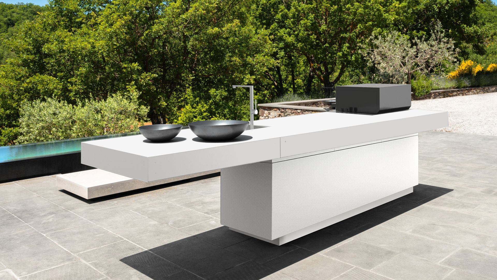 Jardín con cocina exterior blanca con fregadero y fuegos