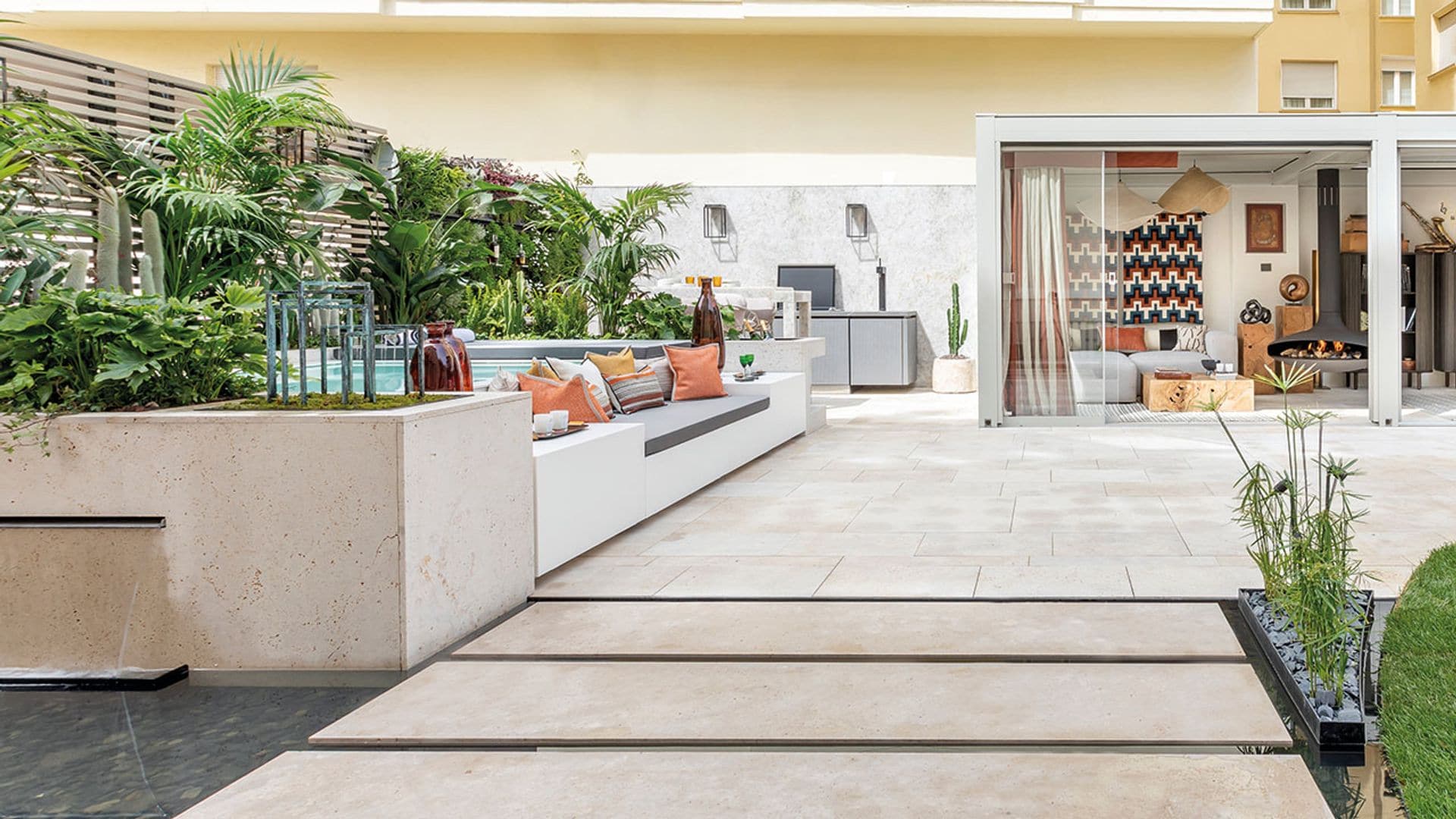 Dos espacios perfectos para el verano: jardín, piscina y pabellón para trasladar la vida al exterior