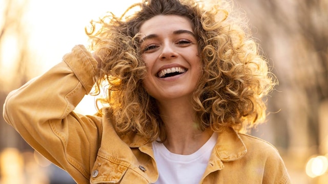 mujer sonriente