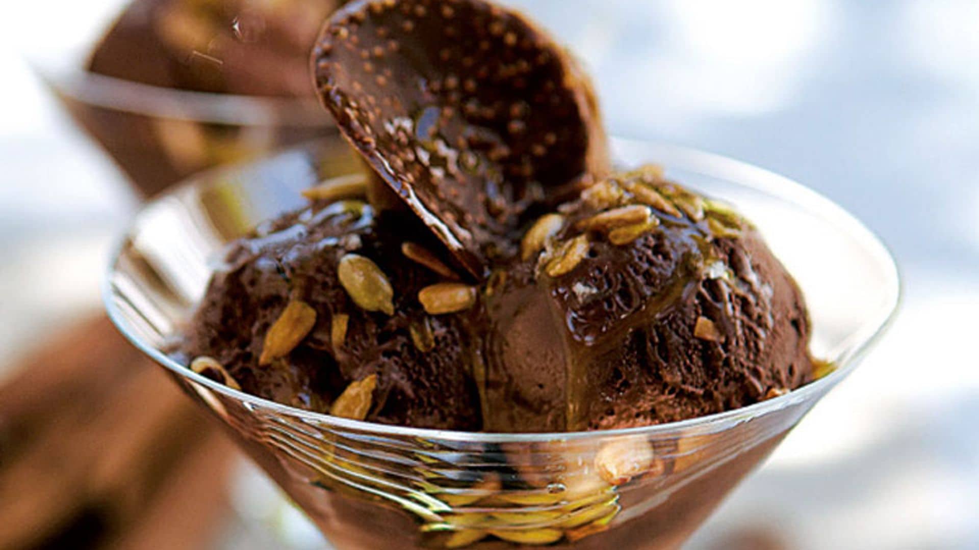 Copa de chocolate helado con pipas de girasol