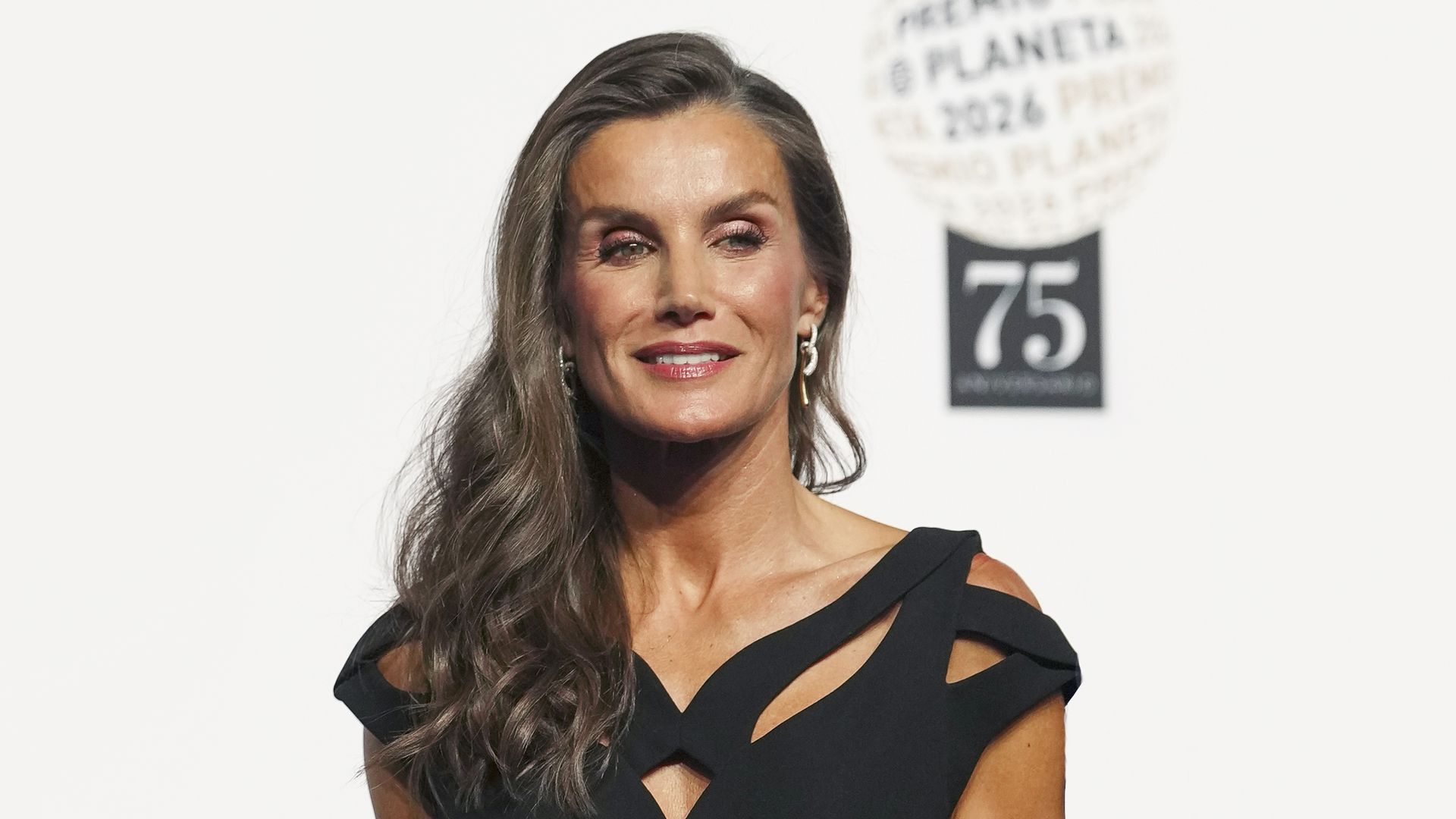 La reina Letizia, pura elegancia en Barcelona: estrena un vestido negro de silueta sirena con un original juego de aberturas en el escote
