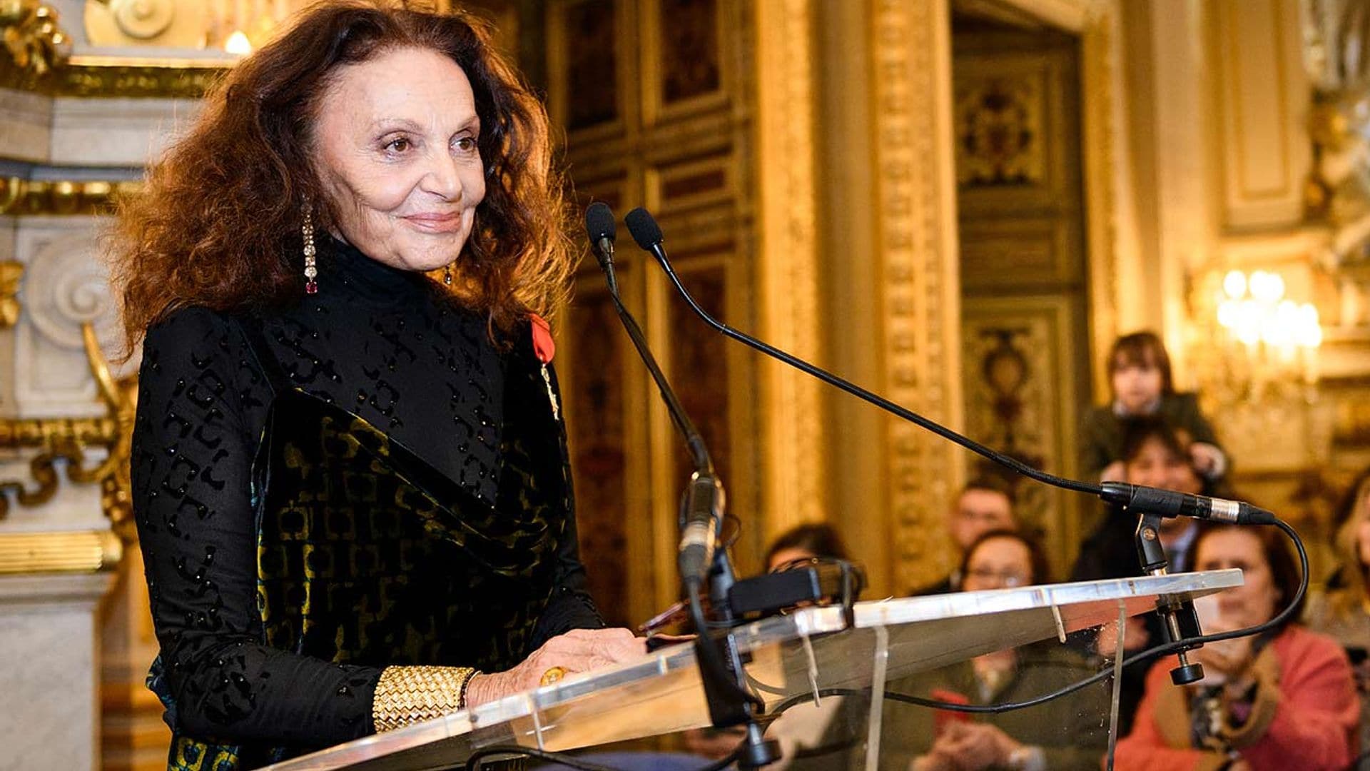 Diane von Fürstenberg recibe la Legión de Honor rodeada de ricos y famosos
