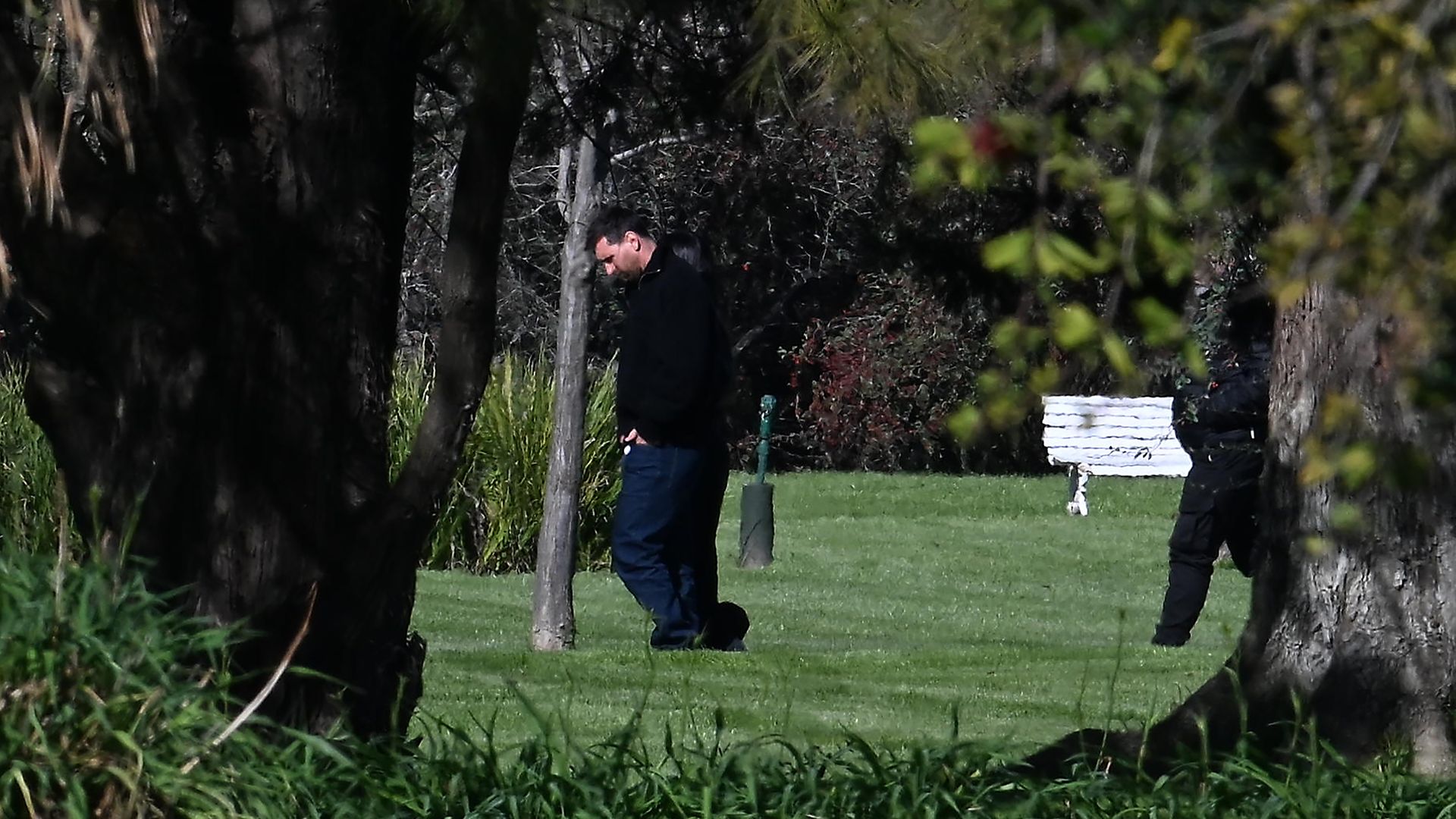 Abatido y cabizbajo, Leo Messi camina por el cementerio El Prado de Rosario durante el último adiós a su padre, Jorge, fallecido a los 68 años tras una larga enfermedad