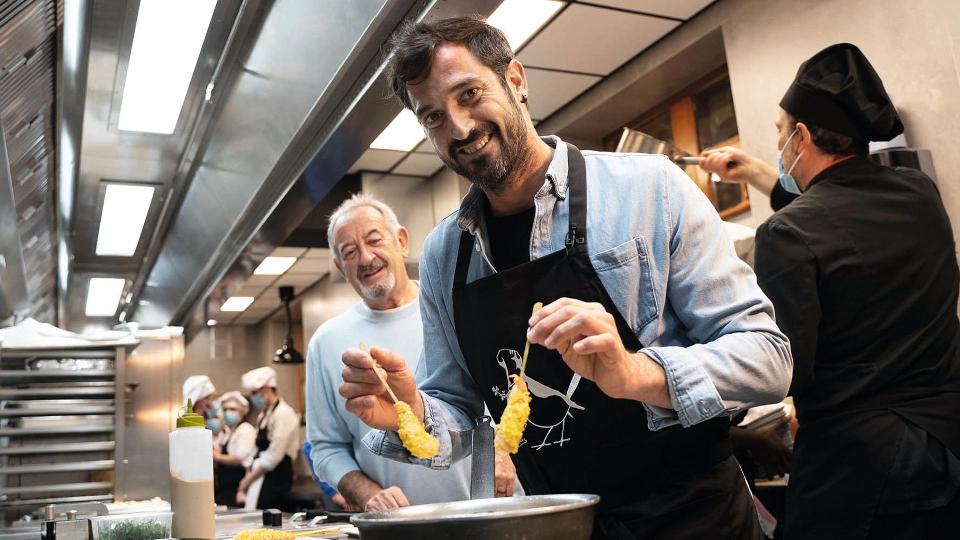 Hablamos con Joseba, el digno sucesor de su padre, el gran cocinero Karlos Arguiñano: ‘Mi ‘aita’ es más un animador que un jefe’
