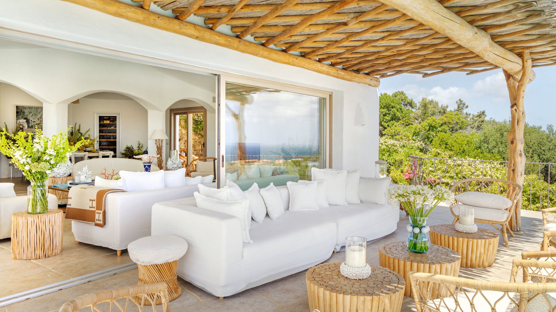 ENTRAMOS CON MARIANGELA LEONE JAMAL EN SU IMPRESIONANTE VILLA DE VERANO EN CERDEÑA, RODEADA DE VEGETACIÓN Y CON VISTAS AL EXCLUSIVO PUERTO DEPORTIVO DE PORTO CERVO