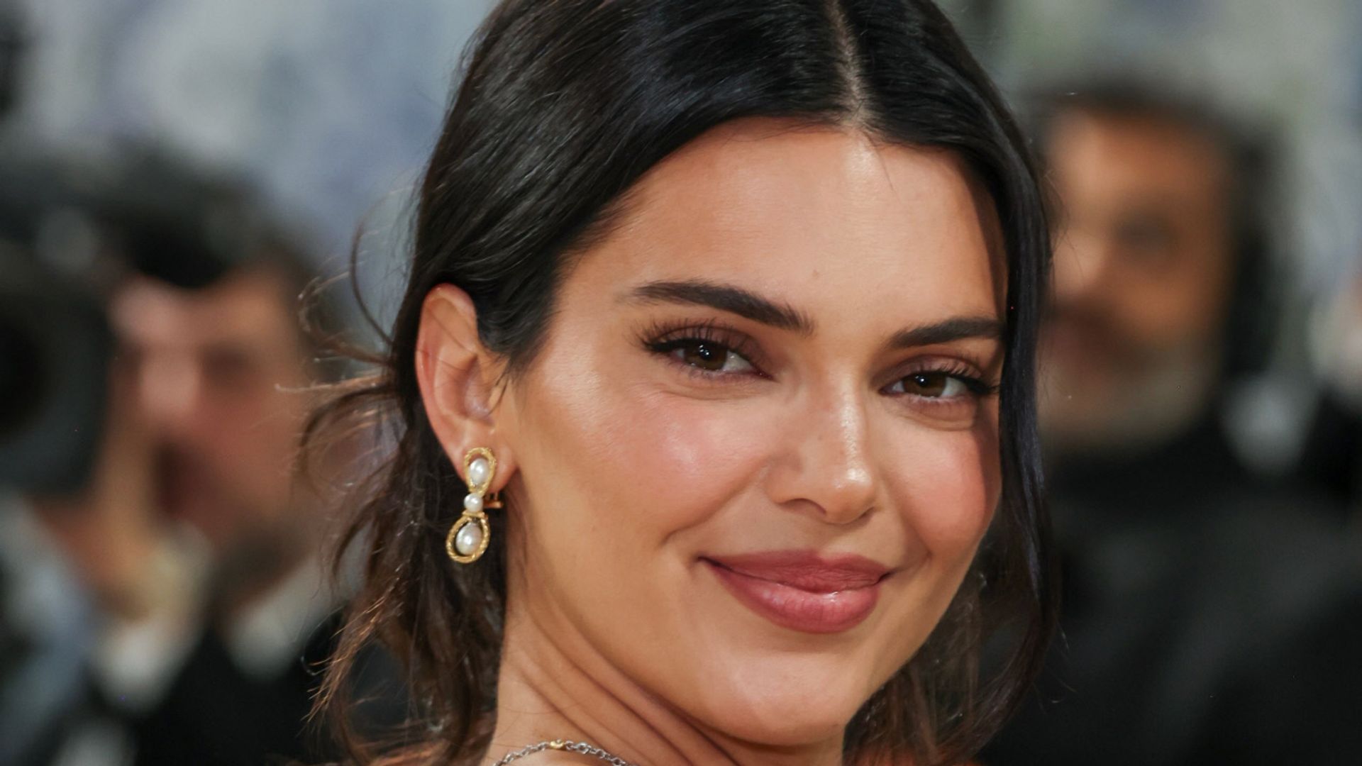 Kendall Jenner y Jacob Elordi oficializan su romance con gestos de amor en Santa Bárbara