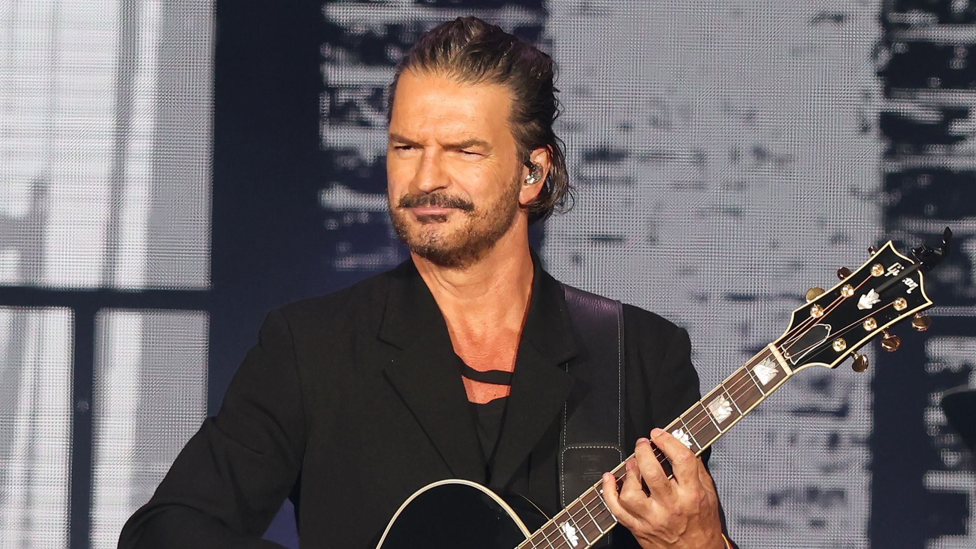 Ricardo Arjona se reencuentra con sus compañeros de la universidad 40 años después