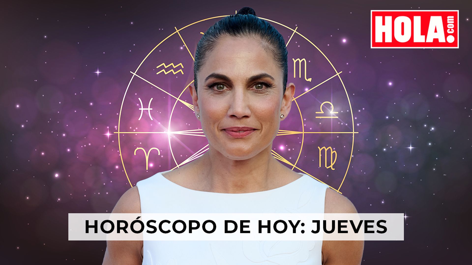Toni Acosta en primer plano, de fondo, la rueda del zodiaco